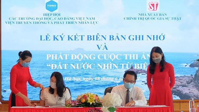 Lễ ký kết biên bản ghi nhớ hợp tác và phát động cuộc thi ảnh "Đất nước nhìn từ biển"