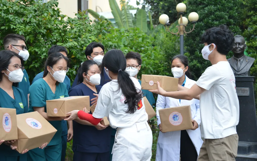 Tổng cục Du lịch Hàn Quốc “Trao yêu thương, Tiếp sức mạnh” tới y bác sĩ Việt Nam nơi tuyến đầu chống dịch ảnh 2