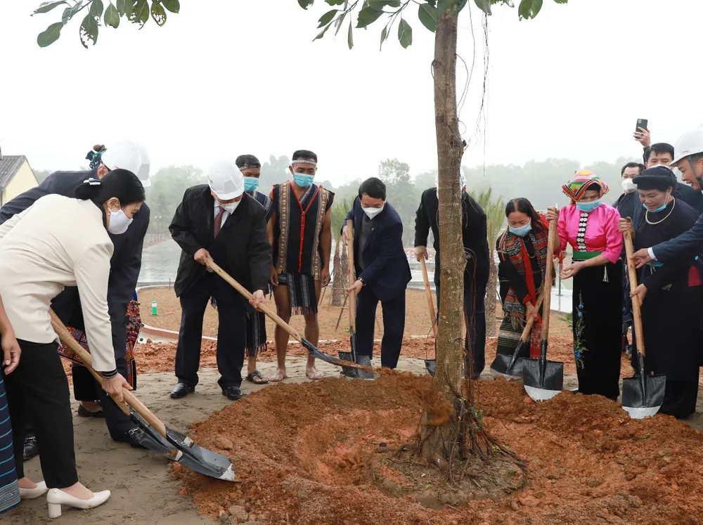 Chủ tịch nước Nguyễn Xuân Phúc tham dự Ngày hội Sắc xuân trên mọi miền Tổ quốc ảnh 7
