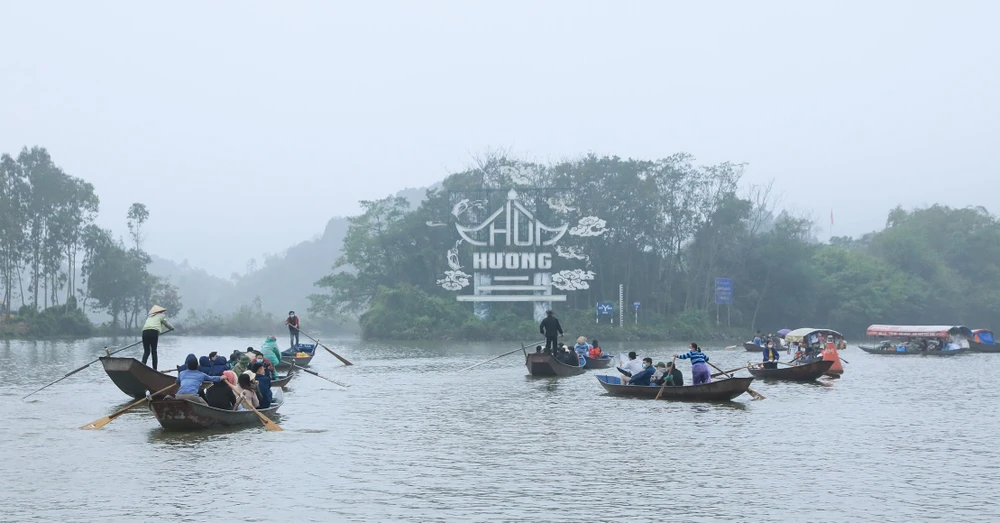 Gần 4.000 du khách trảy hội Chùa Hương trong mưa lạnh