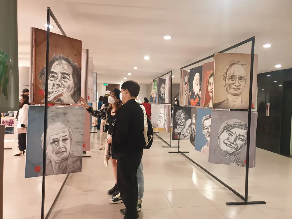 Nhà báo Huỳnh Dũng Nhân ra mắt bộ sưu tập 100 chân dung nhà báo  ảnh 1