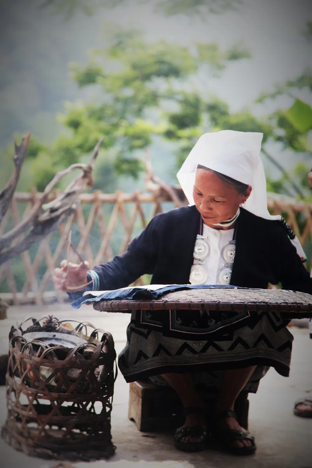 Khám phá kỹ thuật in sáp ong khoái độc đáo của người dân Hoài Khao - Cao Bằng ảnh 7