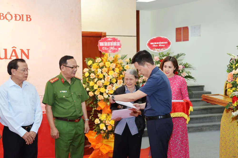 Trao lại hồ sơ, kỷ vật của 15 cán bộ đi B  ảnh 1 Trao lại hồ sơ, kỷ vật của 15 cán bộ đi B  ảnh 1