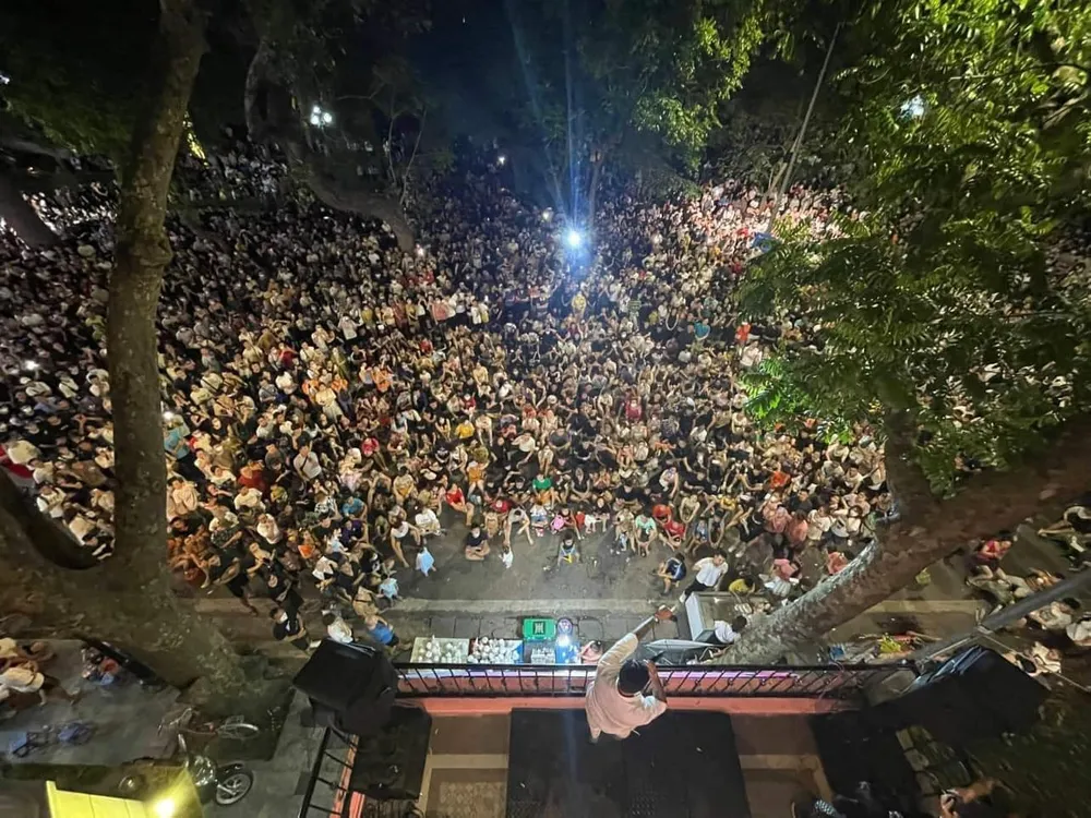 Liveshow “Góc ban công” tối nay sẽ trở lại tại khu vực phố đi bộ Hoàn Kiếm ảnh 2 Liveshow “Góc ban công” tối nay sẽ trở lại tại khu vực phố đi bộ Hoàn Kiếm ảnh 2
