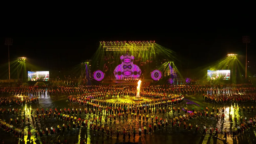 Mãn nhãn, xúc động vở đại vũ kịch “Xòe Thái - Tinh hoa miền di sản” vinh danh di sản thế giới Xòe Thái  ảnh 5