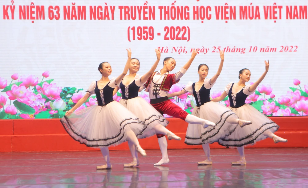 Lễ khai giảng năm học 2022-2023 và kỷ niệm 63 năm Ngày truyền thống Học viện Múa Việt Nam