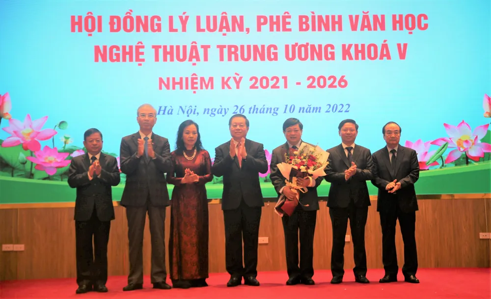 Ra mắt Hội đồng Lý luận phê bình văn học nghệ thuật Trung ương khóa V  ảnh 3