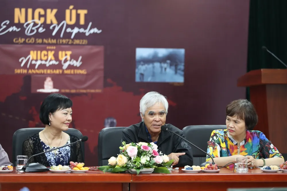 Nick Út và “Em bé Napalm” gặp gỡ sau 50 năm tại Hà Nội ảnh 3