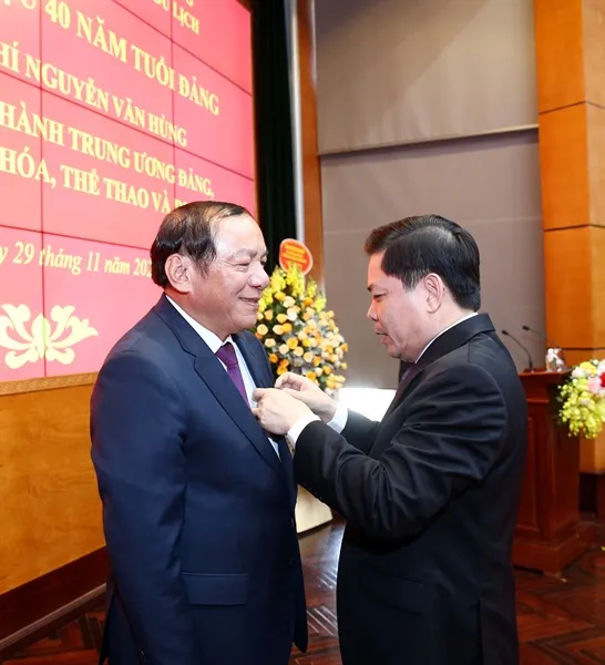Bộ trưởng Bộ VH-TT-DL Nguyễn Văn Hùng nhận Huy hiệu 40 năm tuổi Đảng ảnh 2