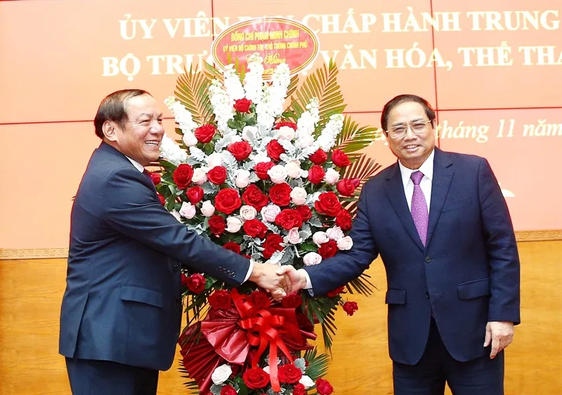 Bộ trưởng Bộ VH-TT-DL Nguyễn Văn Hùng nhận Huy hiệu 40 năm tuổi Đảng ảnh 1