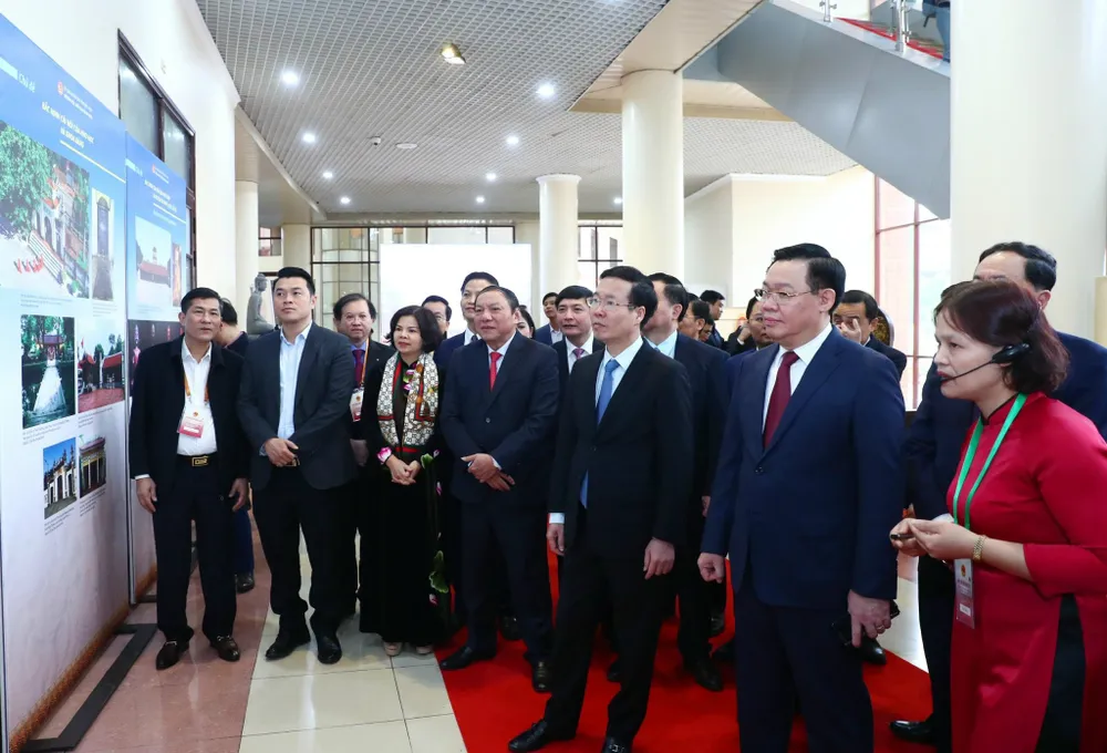 Các đại biểu tham dự hội thảo tham quan triển lãm về văn hóa, nghệ thuật vùng Kinh Bắc Các đại biểu tham dự hội thảo tham quan triển lãm về văn hóa, nghệ thuật vùng Kinh Bắc