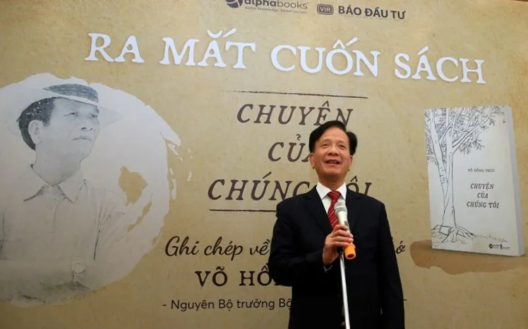 Tác giả Võ Hồng Phúc chia sẻ có một số người viết khuyên rằng nếu anh ngại thì cứ kể những câu chuyện của mình, sẽ có người chắp bút thay anh, nhưng ông nghĩ, văn là người, bởi vậy, nấn ná mãi rồi ngay chính ông cũng không nghĩ khi đã ngấp nghé ở tuổi 80 mình lại viết sách Tác giả Võ Hồng Phúc chia sẻ có một số người viết khuyên rằng nếu anh ngại thì cứ kể những câu chuyện của mình, sẽ có người chắp bút thay anh, nhưng ông nghĩ, văn là người, bởi vậy, nấn ná mãi rồi ngay chính ông cũng không nghĩ khi đã ngấp nghé ở tuổi 80 mình lại viết sách