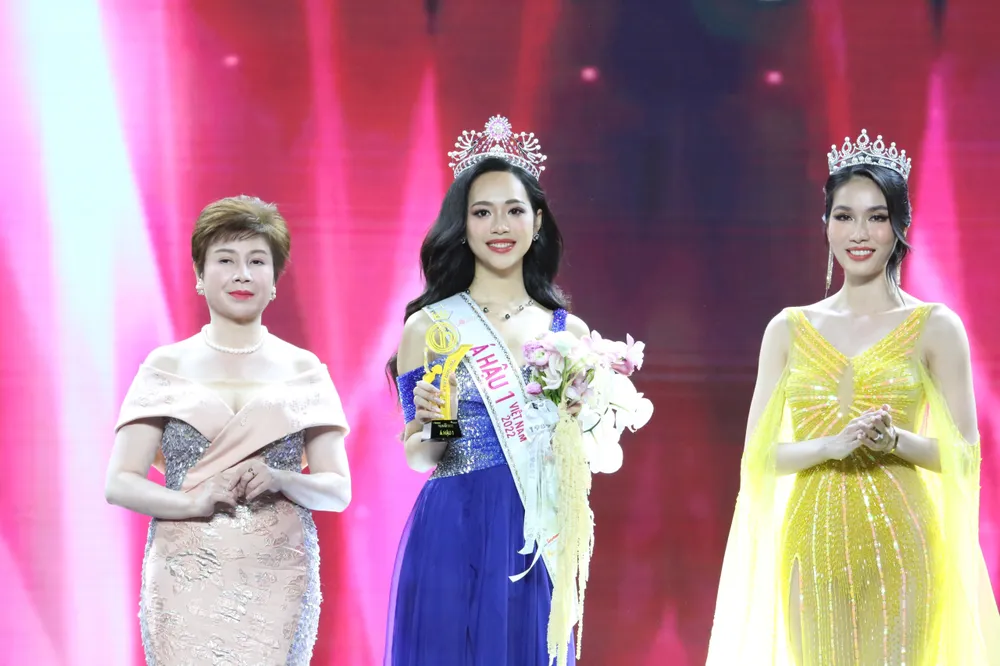 Ảnh của Á hậu Phạm Ngọc Phương Anh (bìa phải) theo góc chụp của ban tổ chức Ảnh của Á hậu Phạm Ngọc Phương Anh (bìa phải) theo góc chụp của ban tổ chức