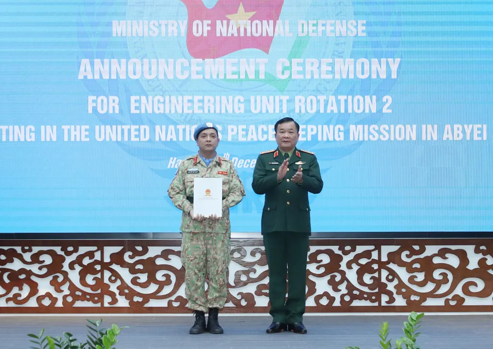 Thượng tướng Hoàng Xuân Chiến, Thứ trưởng Bộ Quốc phòng trao quyết định thành lập Đội Công binh số 2. Ảnh: QUANG PHÚC Thượng tướng Hoàng Xuân Chiến, Thứ trưởng Bộ Quốc phòng trao quyết định thành lập Đội Công binh số 2. Ảnh: QUANG PHÚC