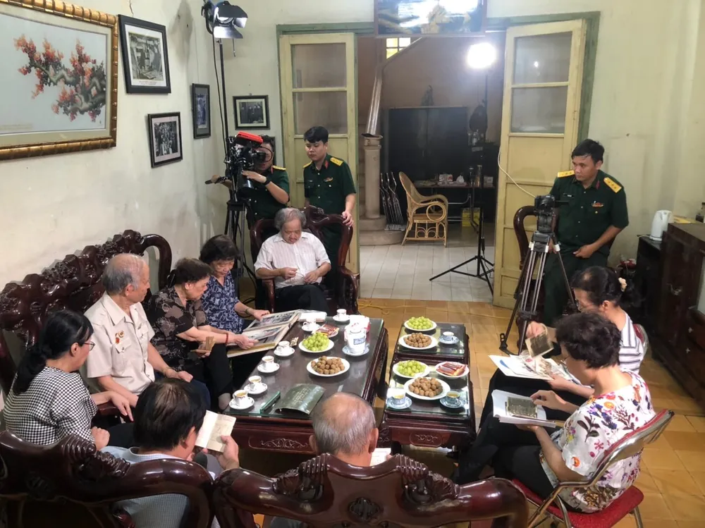 Đoàn làm phim gặp gỡ, phỏng vấn các nhân chứng của 12 ngày đêm Điện Biên Phủ trên không