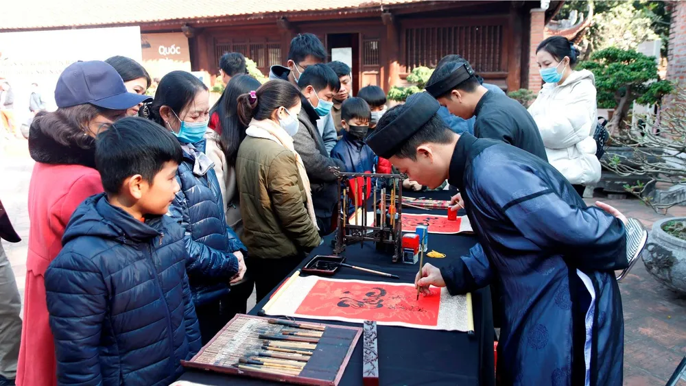 Hội chữ Xuân Quý Mão 2023 sẽ diễn ra từ ngày 15 đến hết ngày 29-1. Riêng ngày 30 tháng Chạp, Hội chữ Xuân mở cửa đón Giao thừa đến 2 giờ hôm sau. Các ngày mùng 1, mùng 2 và mùng 3 Tết, Hội chữ Xuân mở cửa đến 22 giờ Hội chữ Xuân Quý Mão 2023 sẽ diễn ra từ ngày 15 đến hết ngày 29-1. Riêng ngày 30 tháng Chạp, Hội chữ Xuân mở cửa đón Giao thừa đến 2 giờ hôm sau. Các ngày mùng 1, mùng 2 và mùng 3 Tết, Hội chữ Xuân mở cửa đến 22 giờ