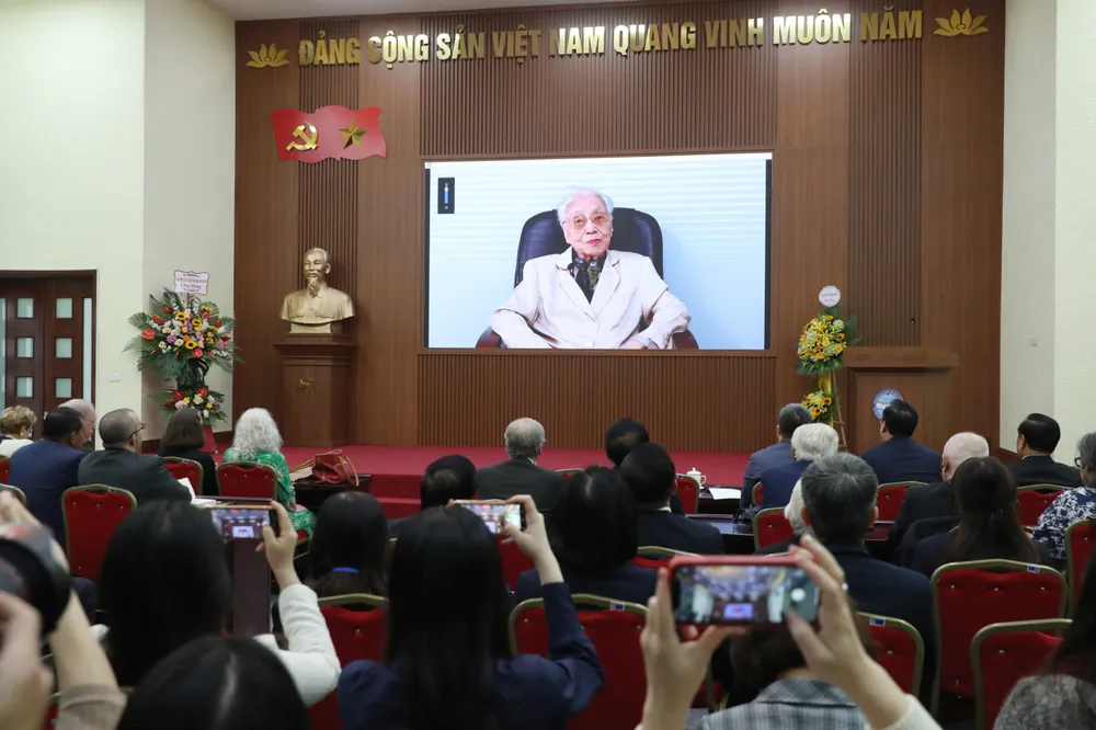 “Tất cả sự đoàn kết và ủng hộ của các bạn là sức mạnh giúp chúng tôi trên chiến trường cũng như trên bàn Hội nghị trong những ngày đấu tranh gay go, khốc liệt...”, bà Nguyễn Thị Bình khẳng định trong thông điệp gửi tới sự kiện. Ảnh QUANG PHÚC “Tất cả sự đoàn kết và ủng hộ của các bạn là sức mạnh giúp chúng tôi trên chiến trường cũng như trên bàn Hội nghị trong những ngày đấu tranh gay go, khốc liệt...”, bà Nguyễn Thị Bình khẳng định trong thông điệp gửi tới sự kiện. Ảnh QUANG PHÚC