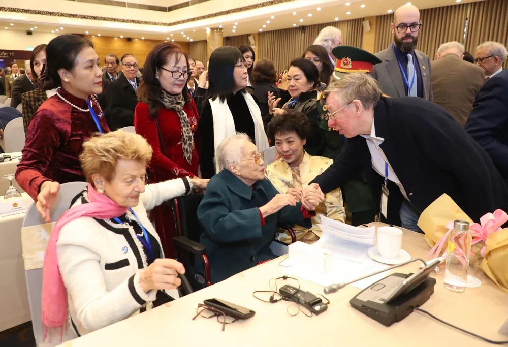 Các đại biểu trong nước và quốc tế thăm hỏi, chúc mừng bà Nguyễn Thị Bình. Ảnh: QUANG PHÚC Các đại biểu trong nước và quốc tế thăm hỏi, chúc mừng bà Nguyễn Thị Bình. Ảnh: QUANG PHÚC