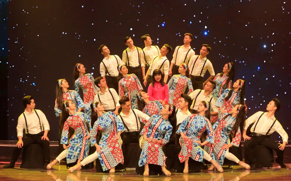 Các tiết mục nghệ thuật trong "Tết nghĩa là hy vọng" được ê kíp thực hiện lựa chọn với màu sắc đa dạng, cách thể hiện hấp dẫn Các tiết mục nghệ thuật trong "Tết nghĩa là hy vọng" được ê kíp thực hiện lựa chọn với màu sắc đa dạng, cách thể hiện hấp dẫn