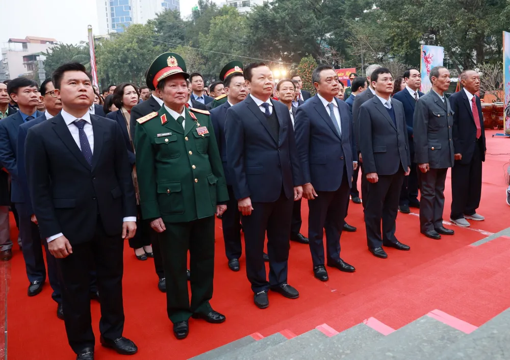 Tại buổi lễ, các đại biểu cùng đông đảo nhân dân và du khách đã ôn lại trang sử hào hùng của dân tộc cách đây 234 năm. Ảnh: VIẾT CHUNG Tại buổi lễ, các đại biểu cùng đông đảo nhân dân và du khách đã ôn lại trang sử hào hùng của dân tộc cách đây 234 năm. Ảnh: VIẾT CHUNG