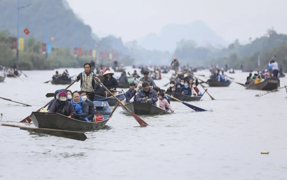 Từ sáng sớm ngày 27-1, hàng ngàn du khách đã trẩy hội trên dòng suối Yến. Ảnh: VIẾT CHUNG Từ sáng sớm ngày 27-1, hàng ngàn du khách đã trẩy hội trên dòng suối Yến. Ảnh: VIẾT CHUNG