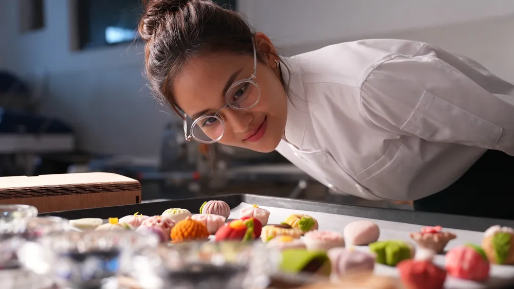 Thùy Anh vốn là gương mặt diễn viên trẻ cá tính trong vai diễn một thợ làm bánh say nghề Thùy Anh vốn là gương mặt diễn viên trẻ cá tính trong vai diễn một thợ làm bánh say nghề