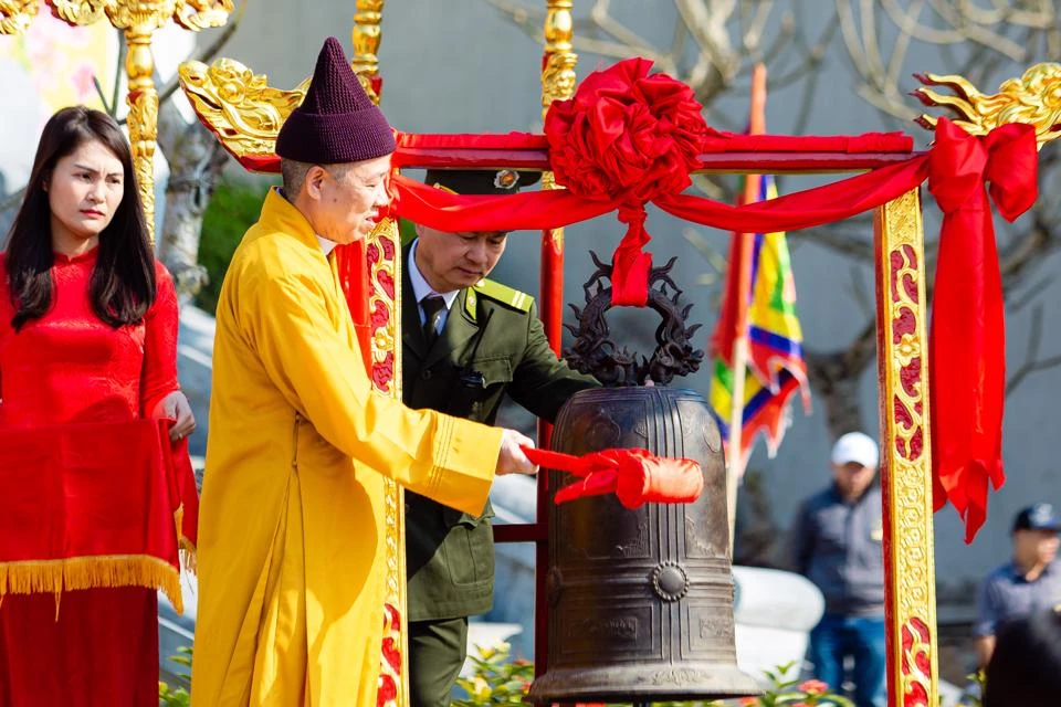 Hòa thượng Thích Thanh Quyết, Phó Chủ tịch Hội đồng Trị sự Trung ương GHPG Việt Nam, Trưởng ban Trị sự GHPG Việt Nam tỉnh Quảng Ninh thỉnh chuông khai hội Xuân Yên Tử năm 2023