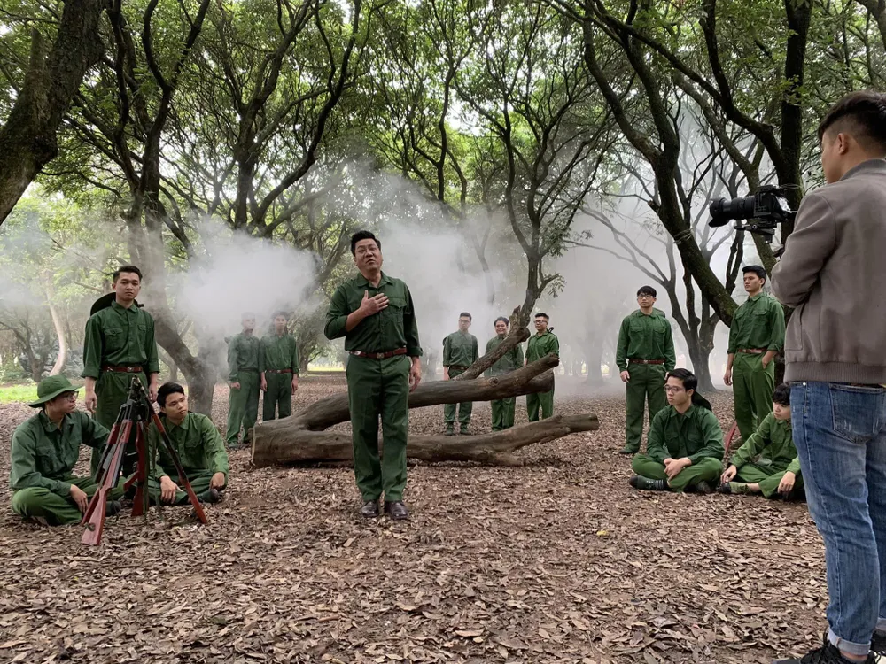 Câu chuyện tình lãng mạn mà bi tráng bằng âm nhạc của Kiên Ninh đã được NSND Quốc Hưng cất lên da diết, tình cảm mà không bi lụy, thấm vào lòng người nghe. Câu chuyện tình lãng mạn mà bi tráng bằng âm nhạc của Kiên Ninh đã được NSND Quốc Hưng cất lên da diết, tình cảm mà không bi lụy, thấm vào lòng người nghe.