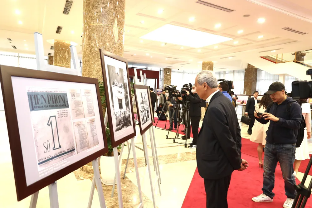 Các bức ảnh trưng bày tại triển lãm cho thấy, xuyên suốt chiều dài lịch sử 80 năm qua, từ khi bản Đề cương ra đời đến nay, các đồng chí lãnh đạo Đảng và Nhà nước ta đã luôn dành sự quan tâm đặc biệt đến vấn đề phát triển văn hoá.