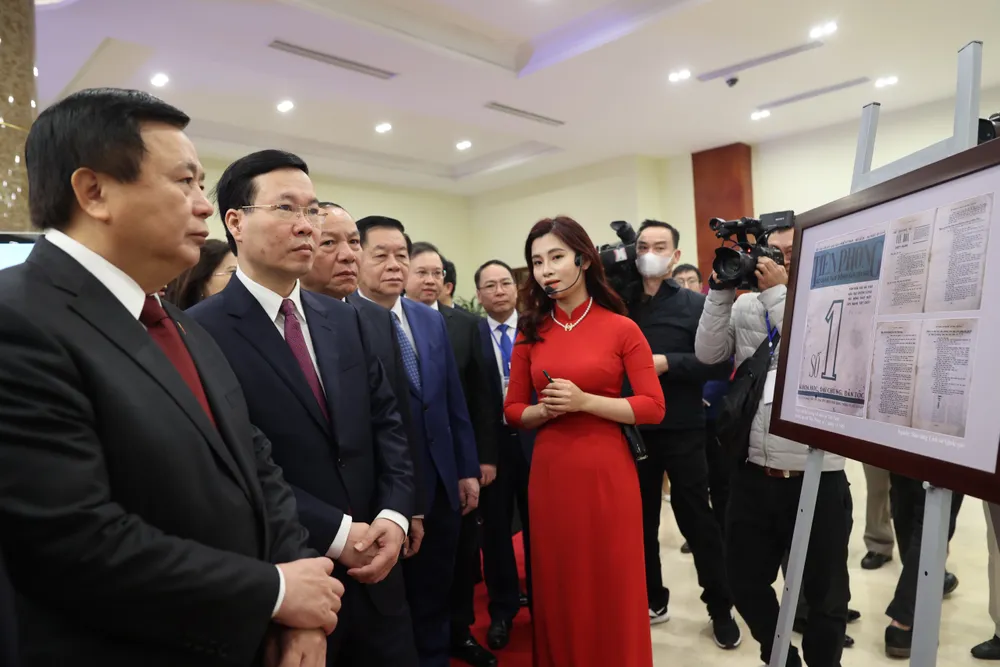 Các đại biểu tham quan triển lãm ảnh Kỷ niệm 80 năm Đề cương về Văn hoá Việt Nam