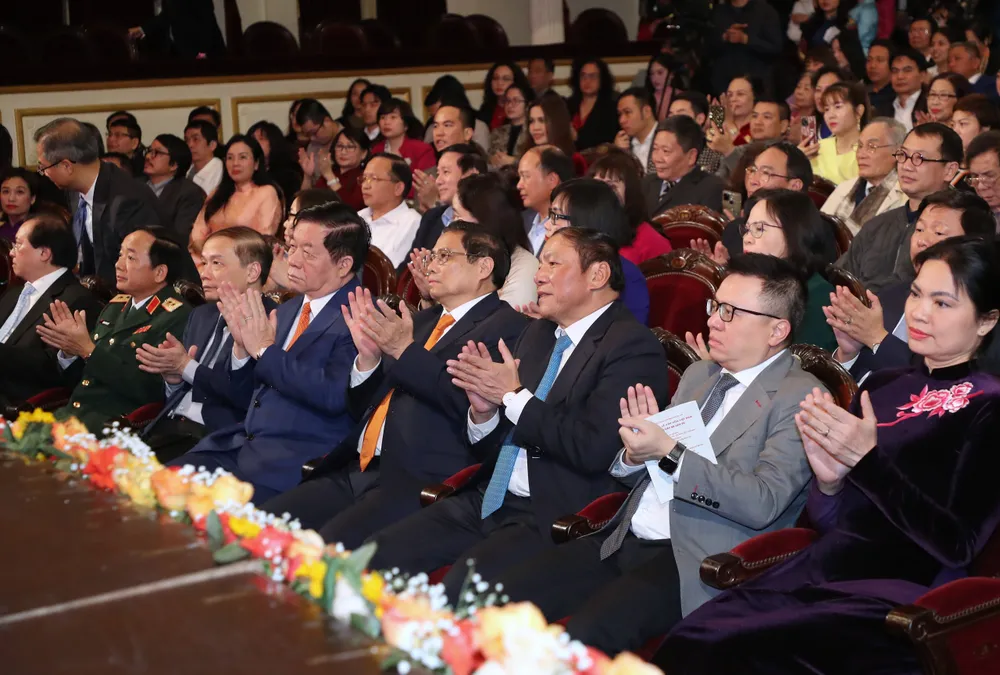 Chương trình nghệ thuật đặc biệt kỷ niệm 80 năm ra đời Đề cương về văn hóa Việt Nam. Ảnh: QUANG PHÚC Chương trình nghệ thuật đặc biệt kỷ niệm 80 năm ra đời Đề cương về văn hóa Việt Nam. Ảnh: QUANG PHÚC
