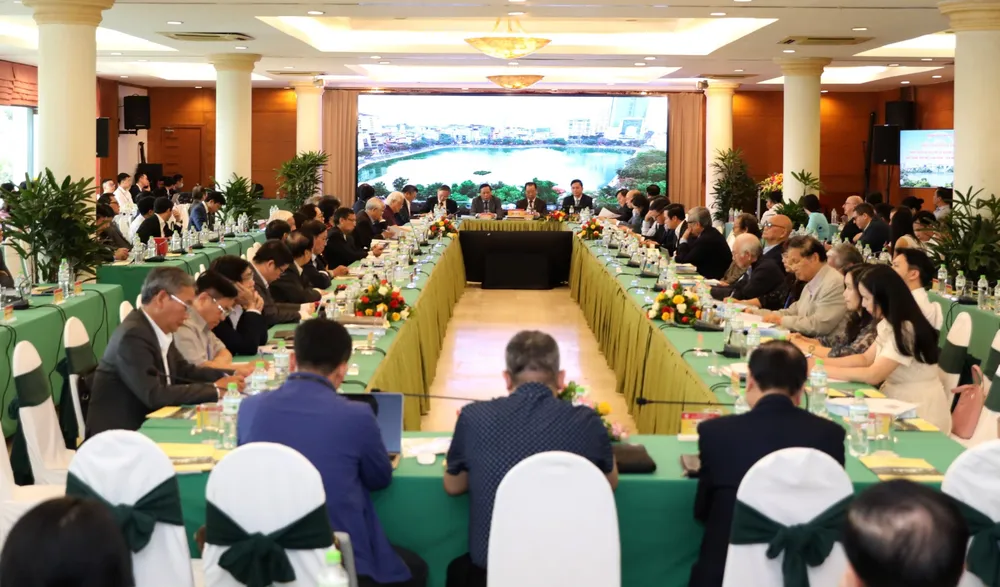 Hơn 300 chuyên gia, các nhà khoa học, đại diện các sở, ban, ngành, quận, huyện, các tỉnh, thành phố địa phương trong Vùng đồng bằng sông Hồng và Vùng Thủ đô tham gia thảo luận Hơn 300 chuyên gia, các nhà khoa học, đại diện các sở, ban, ngành, quận, huyện, các tỉnh, thành phố địa phương trong Vùng đồng bằng sông Hồng và Vùng Thủ đô tham gia thảo luận