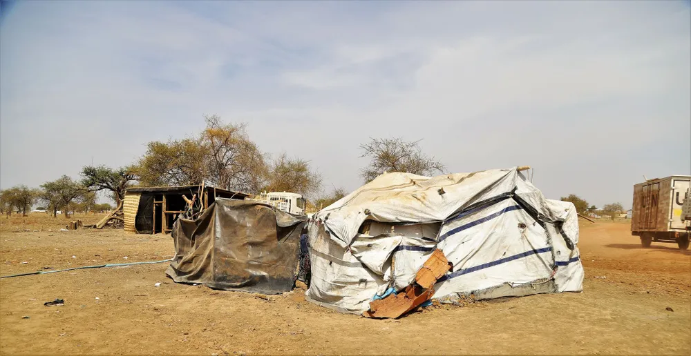 Căn lều lụp xụp của 9 thành viên, 3 thế hệ cùng sinh sống cách nơi đóng quân của Đội Công binh số 1 khoảng 300m Căn lều lụp xụp của 9 thành viên, 3 thế hệ cùng sinh sống cách nơi đóng quân của Đội Công binh số 1 khoảng 300m