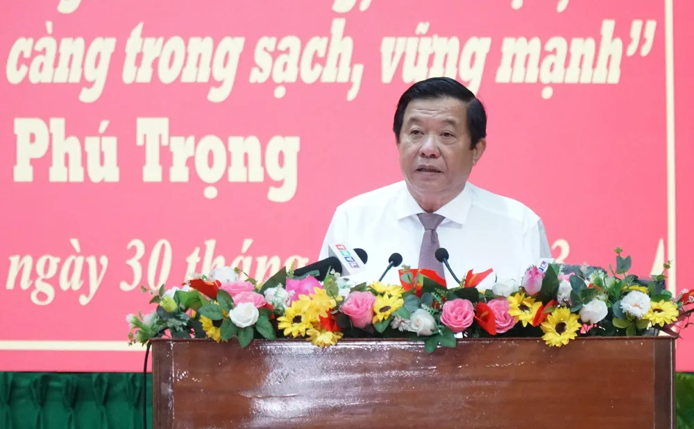 Đồng chí Bùi Văn Nghiêm, Ủy viên Trung ương Đảng, Bí thư Tỉnh ủy, Chủ tịch HĐND tỉnh Vĩnh Long phát biểu tại tọa đàm Đồng chí Bùi Văn Nghiêm, Ủy viên Trung ương Đảng, Bí thư Tỉnh ủy, Chủ tịch HĐND tỉnh Vĩnh Long phát biểu tại tọa đàm