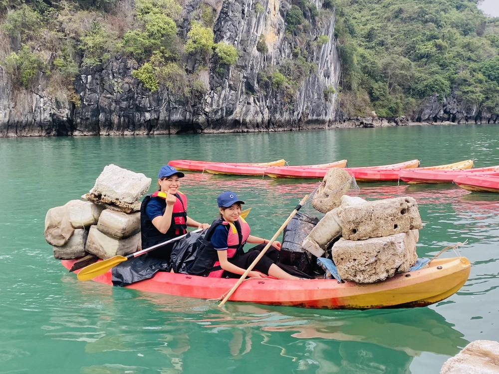 Hạ Long ra quân đợt cao điểm thu dọn rác thải. Ảnh P.H