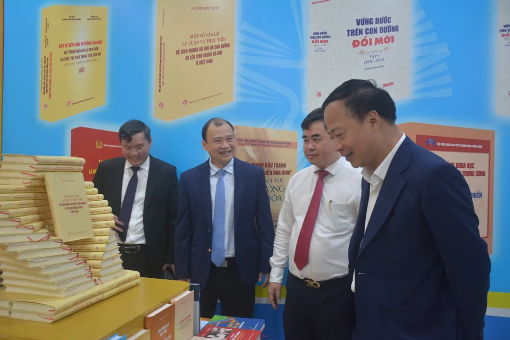 Không gian sách gồm gần 1.000 tựa sách giấy và các phương tiện phục vụ nhu cầu sách nói, sách điện tử. Không gian sách gồm gần 1.000 tựa sách giấy và các phương tiện phục vụ nhu cầu sách nói, sách điện tử.