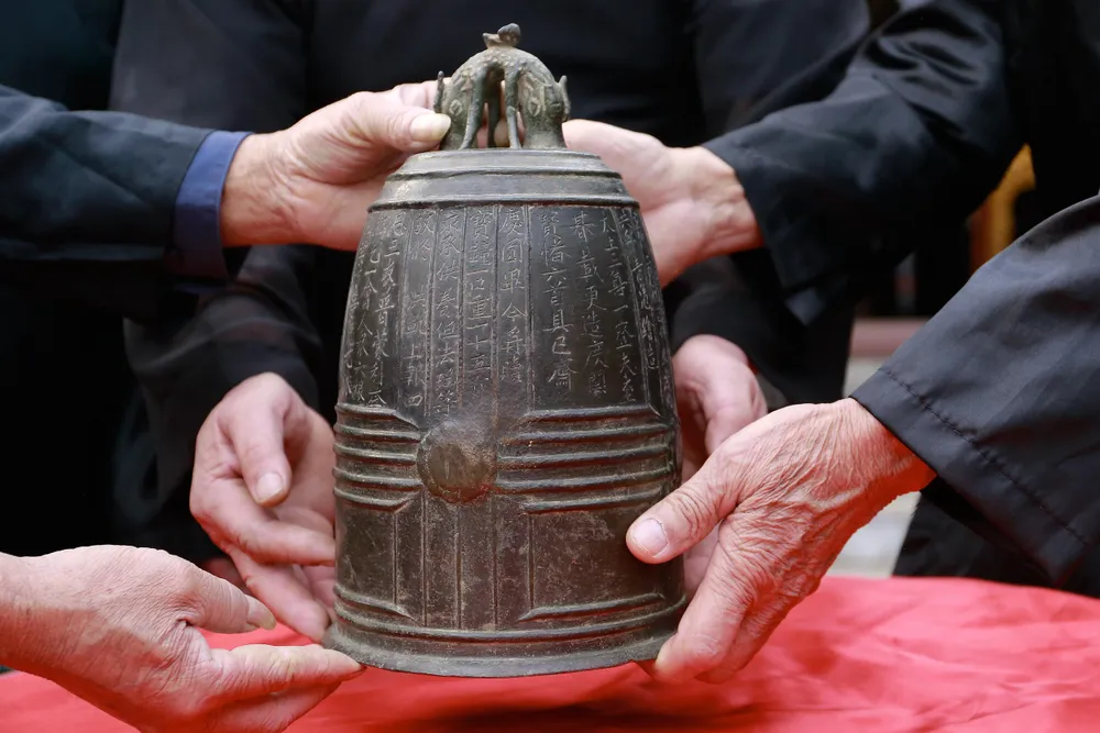 Chuông đình Nhật Tảo (Hà Nội) - một trong những bảo vật quốc gia được địa phương bảo quản, lưu trữ. Ảnh VIỆT CƯỜNG