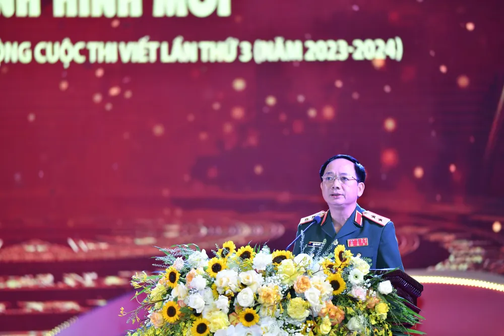 Trung tướng Trịnh Văn Quyết, Phó Chủ nhiệm Tổng cục Chính trị phát biểu tại lễ trao giải Trung tướng Trịnh Văn Quyết, Phó Chủ nhiệm Tổng cục Chính trị phát biểu tại lễ trao giải