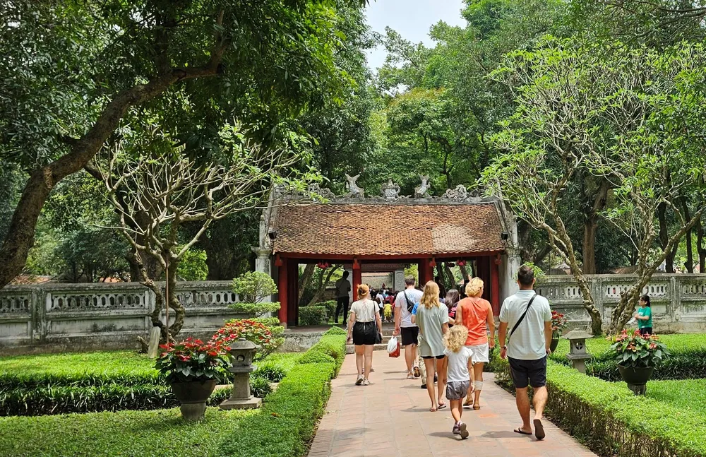 Du khách đến di tích đông nhưng không tạo cảm giác quá tải Du khách đến di tích đông nhưng không tạo cảm giác quá tải