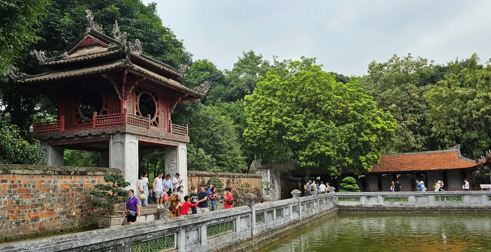 Kỳ nghỉ lễ năm nay, nhiều người Hà Nội không lựa chọn đi du lịch mà chỉ đến với một số địa điểm di tích, bảo tàng, công viên trong thành phố Kỳ nghỉ lễ năm nay, nhiều người Hà Nội không lựa chọn đi du lịch mà chỉ đến với một số địa điểm di tích, bảo tàng, công viên trong thành phố