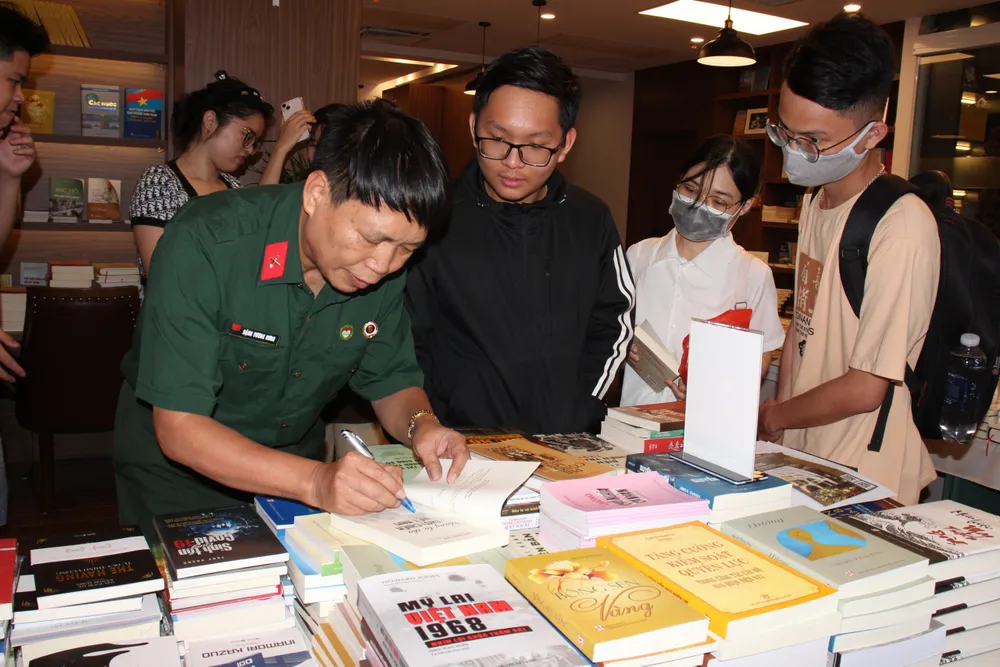 Nhà văn, nhà báo Đặng Vương Hưng giao lưu với các tác giả Nhà văn, nhà báo Đặng Vương Hưng giao lưu với các tác giả