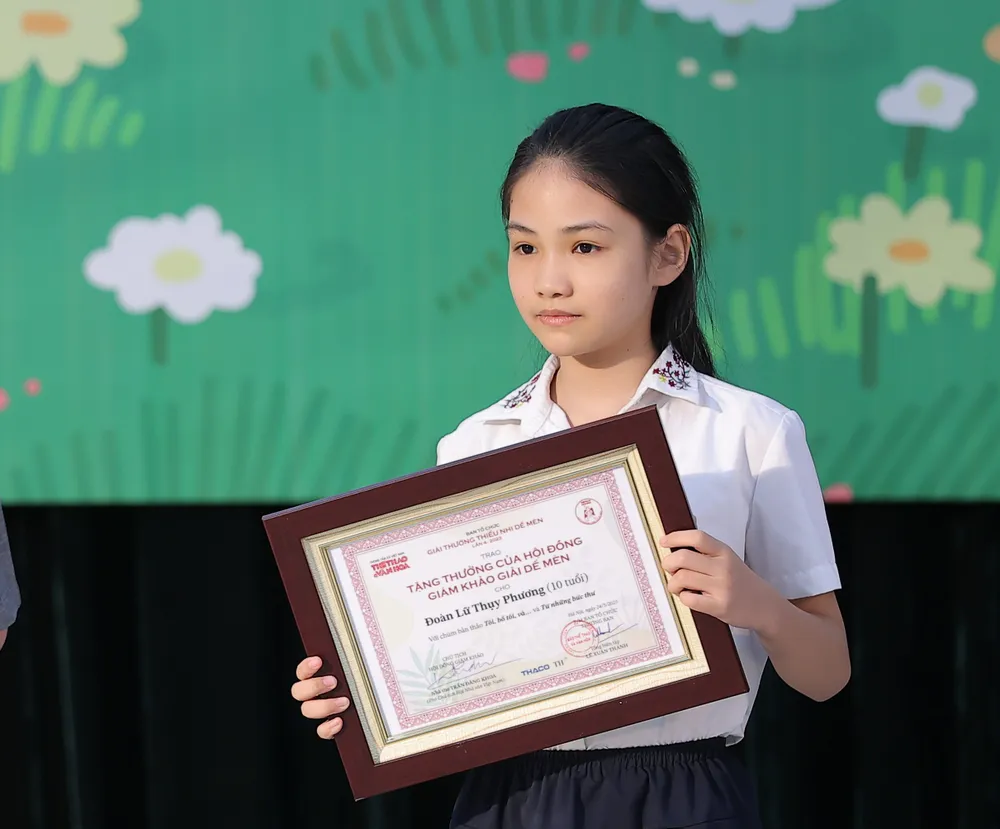Đoàn Lữ Thụy Phương, 10 tuổi được trao giải tặng thưởng của Hội đồng giám khảo Đoàn Lữ Thụy Phương, 10 tuổi được trao giải tặng thưởng của Hội đồng giám khảo