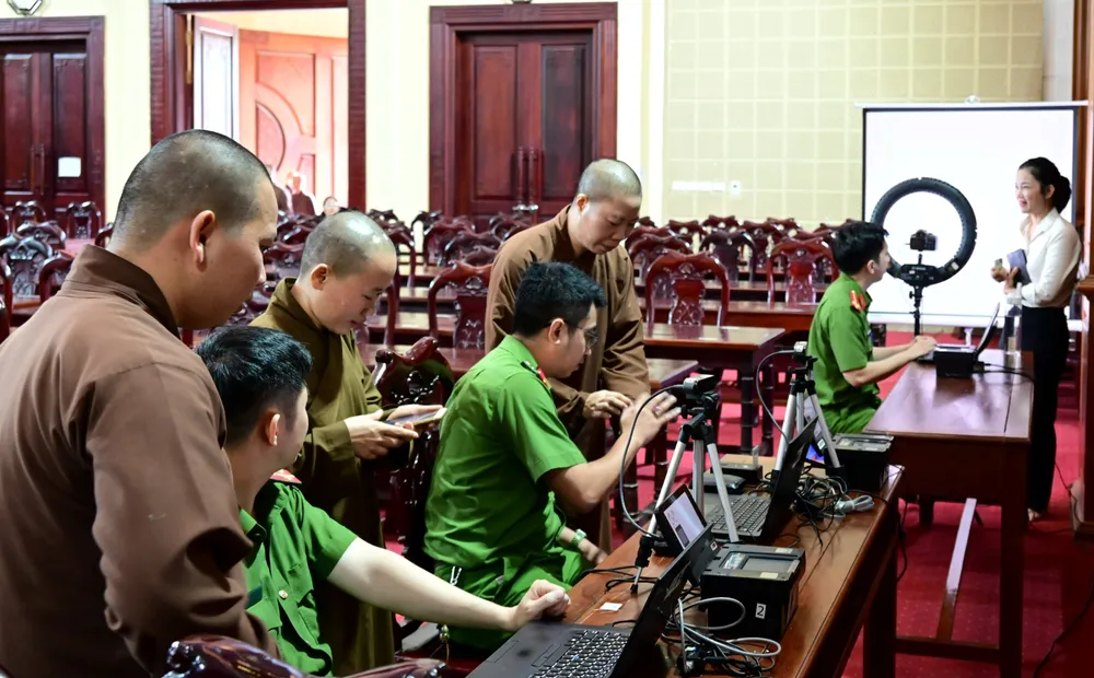 Các cán bộ, chiến sĩ Cục Quản lý hành chính về trật tự xã hội đã hướng dẫn tăng ni sinh tham gia thực hiện đăng ký kích hoạt và sử dụng tài khoản định danh điện tử Các cán bộ, chiến sĩ Cục Quản lý hành chính về trật tự xã hội đã hướng dẫn tăng ni sinh tham gia thực hiện đăng ký kích hoạt và sử dụng tài khoản định danh điện tử