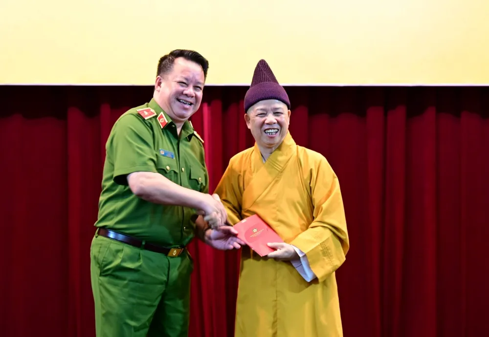 Ông Nguyễn Quốc Hùng, Cục trưởng Cục Cảnh sát quản lý hành chính về trật tự xã hội (C06) - Bộ Công an trao sổ hướng dẫn tự đăng ký kích hoạt cho Hòa thượng Thích Thanh Quyết Ông Nguyễn Quốc Hùng, Cục trưởng Cục Cảnh sát quản lý hành chính về trật tự xã hội (C06) - Bộ Công an trao sổ hướng dẫn tự đăng ký kích hoạt cho Hòa thượng Thích Thanh Quyết