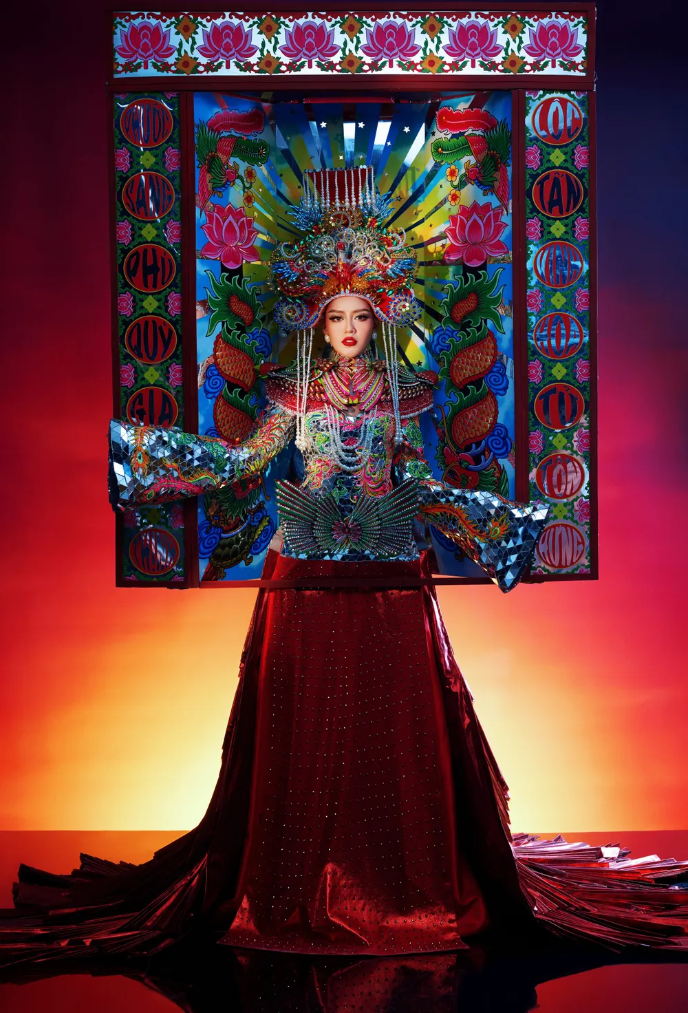 Trang phục được lấy cảm hứng từ dòng tranh kính dân gian phổ biến khắp đất Nam bộ Trang phục được lấy cảm hứng từ dòng tranh kính dân gian phổ biến khắp đất Nam bộ