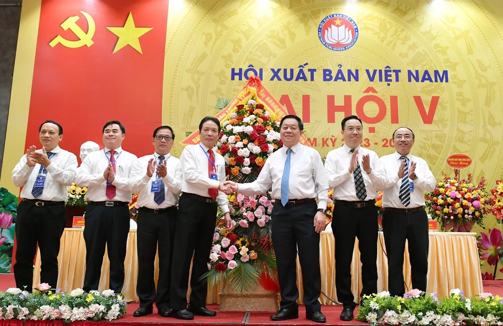 Đồng chí Nguyễn Trọng Nghĩa tặng hoa chúc mừng đại hội Hội Xuất bản khóa V. Ảnh: TRẦN THÀNH ĐẠT