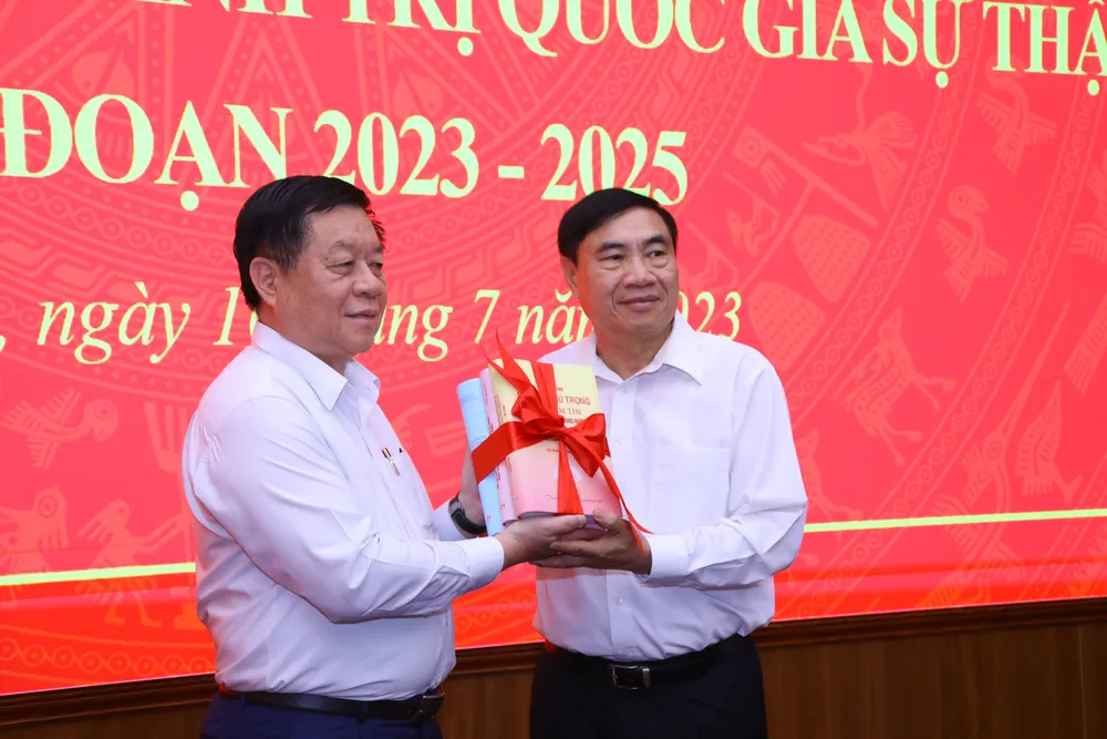 Nhân dịp này, đồng chí Nguyễn Trọng Nghĩa, Bí thư Trung ương Đảng, Trưởng Ban Tuyên giáo Trung ương và Nhà Xuất bản Chính trị quốc gia Sự thật đã trao tặng sách, quà cho tỉnh Điện Biên Nhân dịp này, đồng chí Nguyễn Trọng Nghĩa, Bí thư Trung ương Đảng, Trưởng Ban Tuyên giáo Trung ương và Nhà Xuất bản Chính trị quốc gia Sự thật đã trao tặng sách, quà cho tỉnh Điện Biên