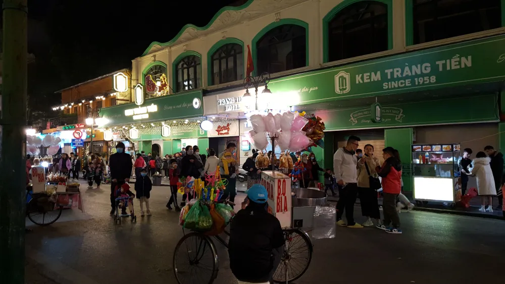 Một góc phố đi bộ đêm tại Hà Nội