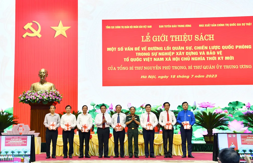 Đồng chí Nguyễn Xuân Thắng và Trung tướng Trịnh Văn Quyết trao tặng sách đại diện cho các các ban, bộ, ngành Trung ương; đại diện các cơ quan, đơn vị chức năng Đồng chí Nguyễn Xuân Thắng và Trung tướng Trịnh Văn Quyết trao tặng sách đại diện cho các các ban, bộ, ngành Trung ương; đại diện các cơ quan, đơn vị chức năng
