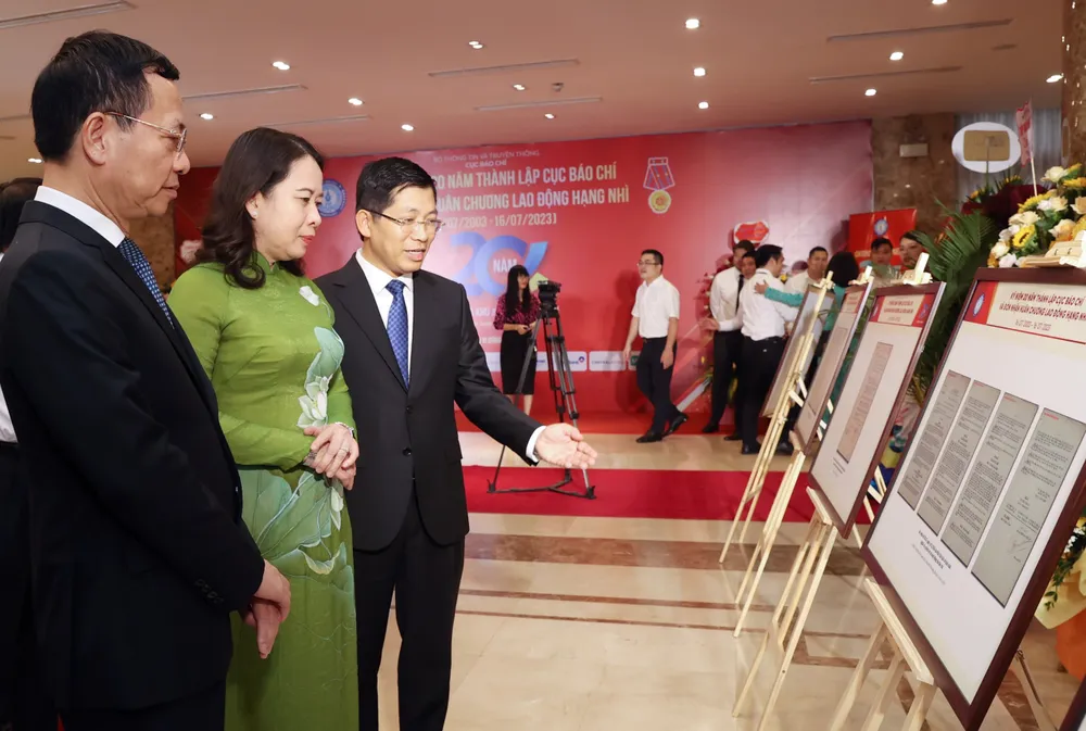 Các đại biểu tham quan triển lãm ảnh "20 năm xây dựng và trưởng thành Cục Báo chí". Ảnh: VIẾT CHUNG Các đại biểu tham quan triển lãm ảnh "20 năm xây dựng và trưởng thành Cục Báo chí". Ảnh: VIẾT CHUNG